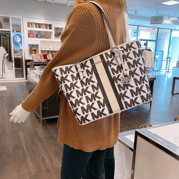 Michael Kors Medium Carryall Tote - Picture 10 of 11